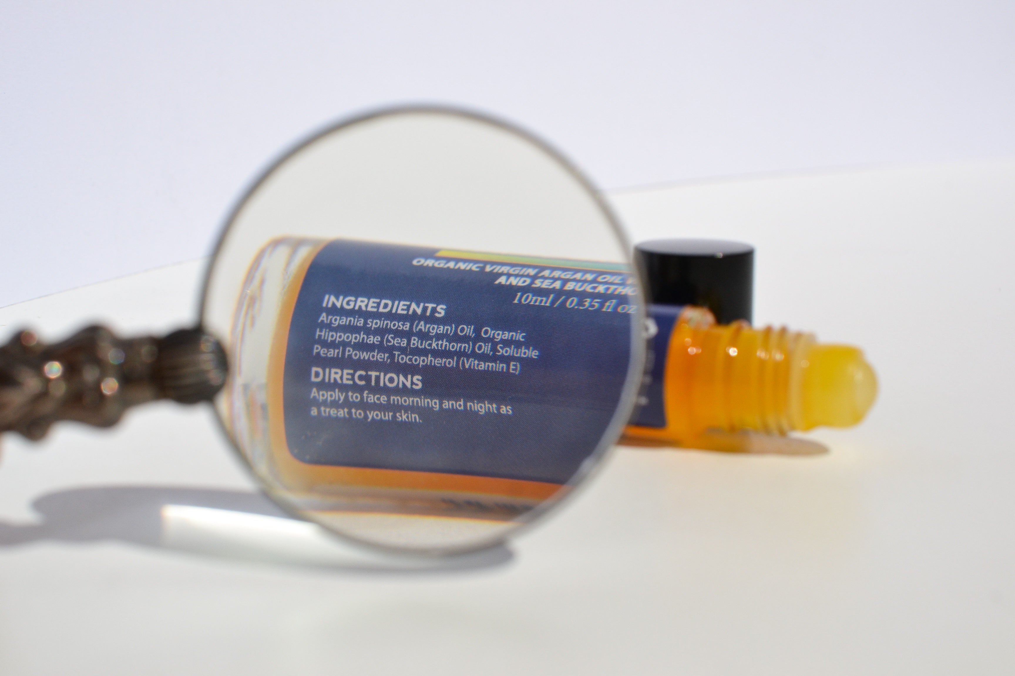Manatude Organic Argan Radiance Rollerball Olie 10 ml onderweg