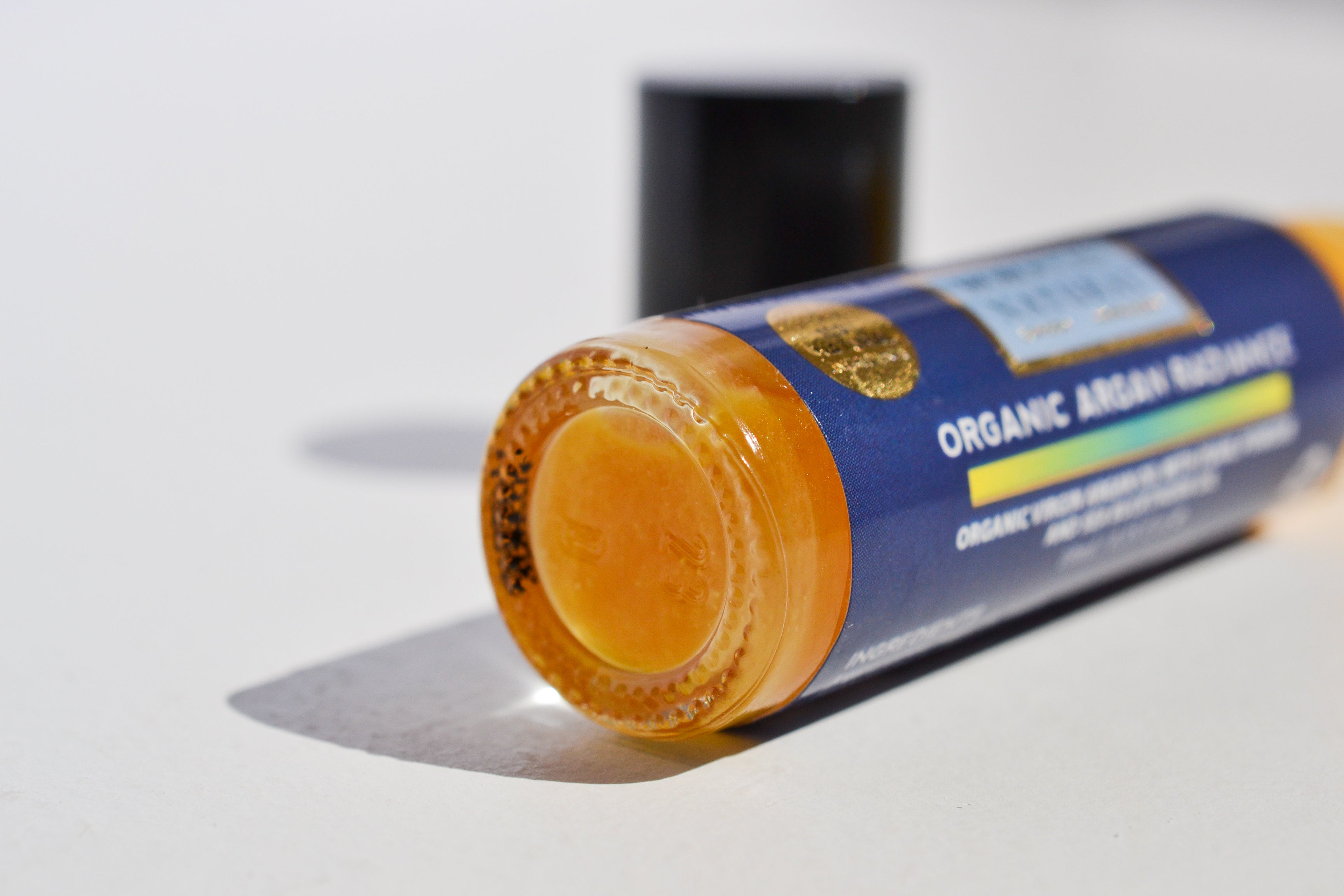 Manatude Organic Argan Radiance Rollerball Olie 10 ml onderweg
