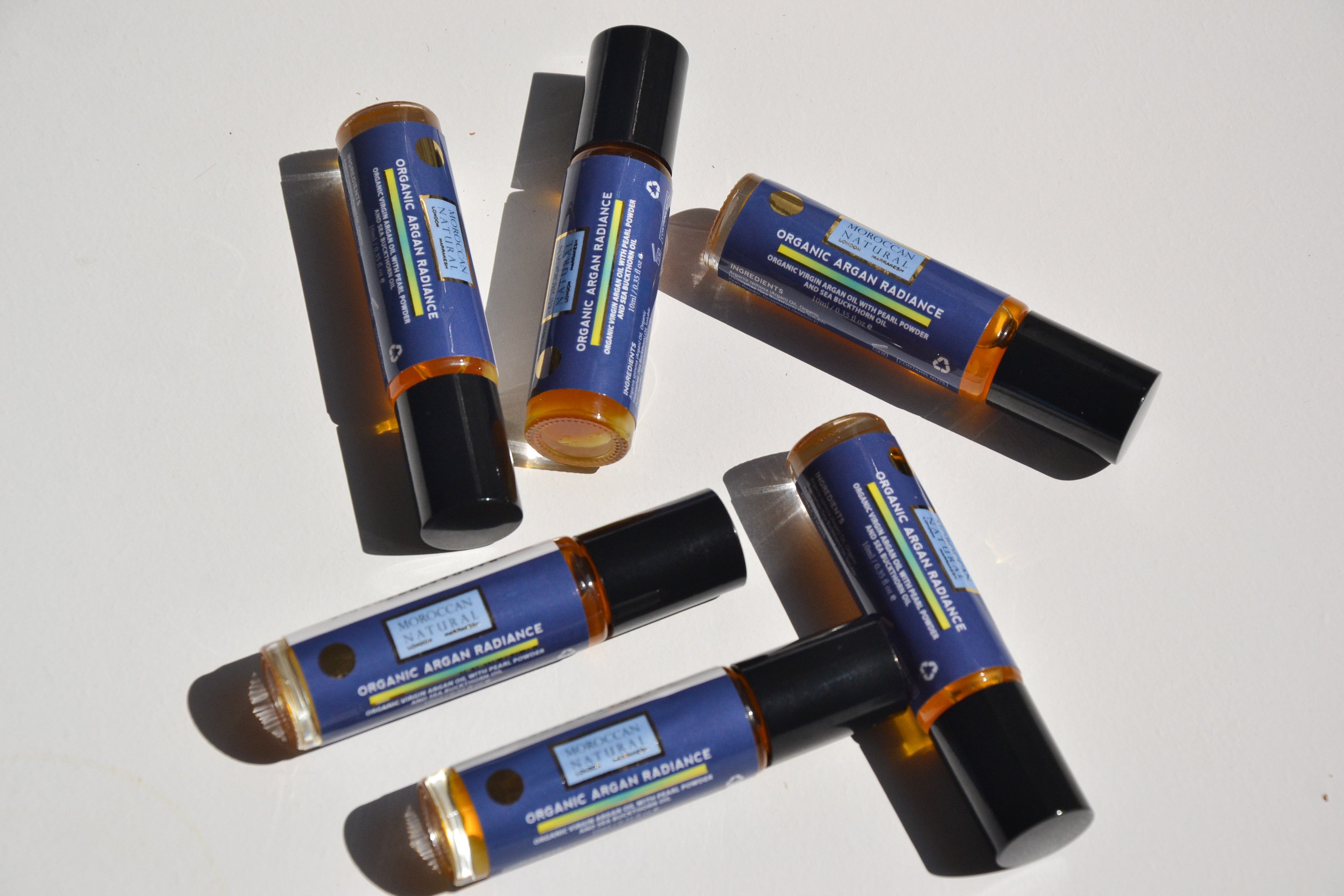 Manatude Organic Argan Radiance Rollerball Olie 10 ml onderweg