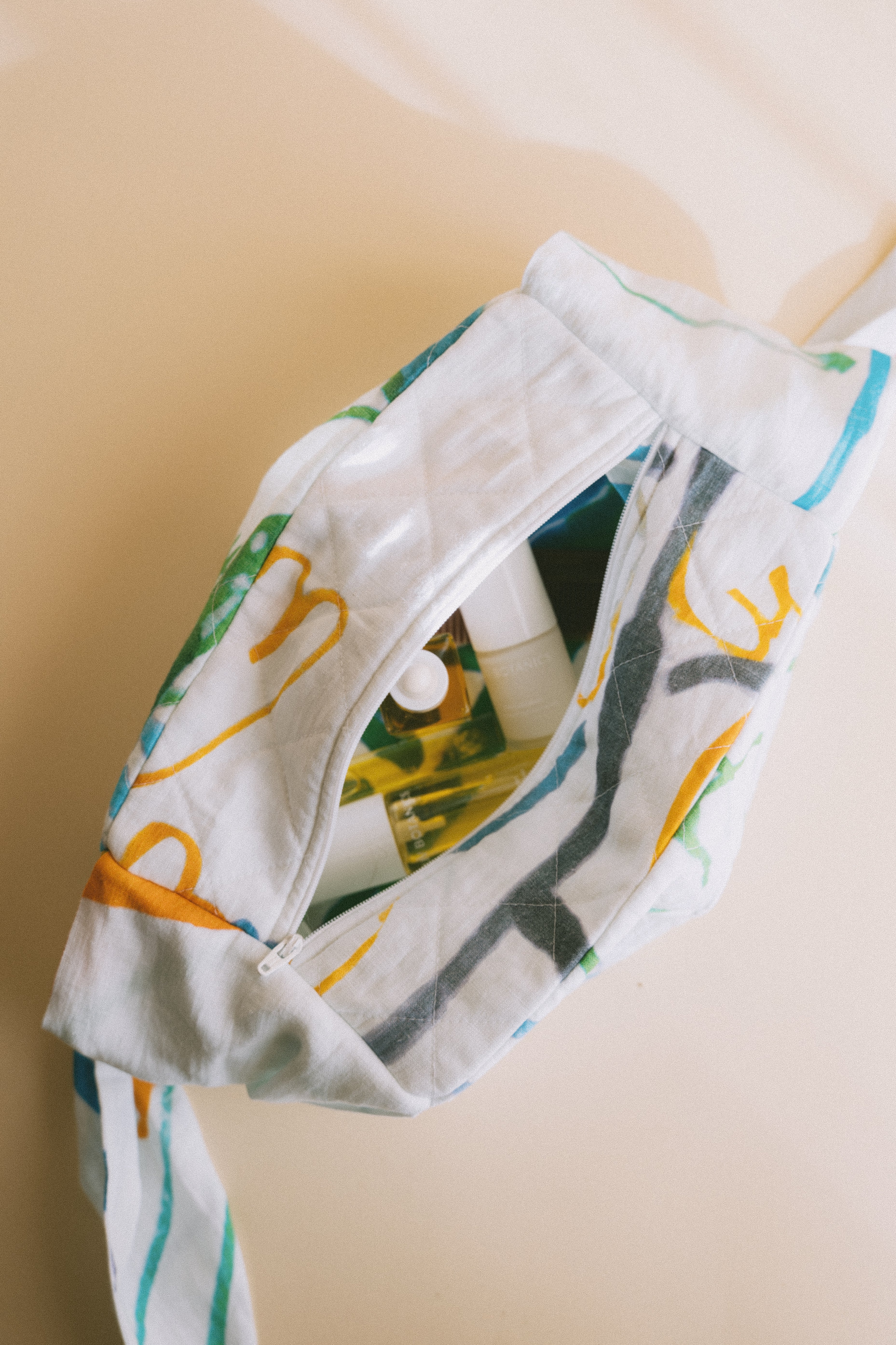 LIV Botanics THE BEAUTY BAG toilettas Birds of Paradise